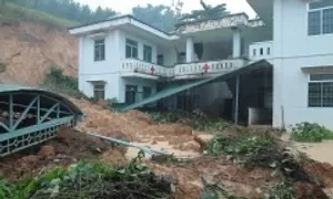 Sạt lở vùi lấp trạm y tế ở Quảng Ngãi