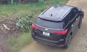 Tài xế ôtô tông chết người phụ nữ rồi bỏ trốn