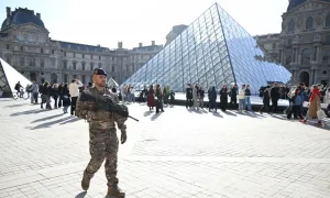 Lỗ hổng an ninh trong vụ cướp báu vật tại bảo tàng Louvre